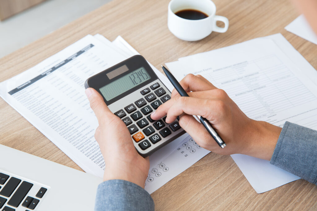 PHOTO D'UNE PERSONNE EN COURS DE CALCULS DES DECLARATION DE REVENU D'UN PARTICULIER